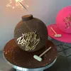 Bolo de feliz aniversário com criatividade lateral, copo acrílico dourado usado para decorar festas infantis 240124