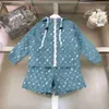 Luxury Kids Tracksuits Summer Baby Clothes Boy Girl Hooded Jacket Storlek 100-160 Fullständig tryck av bokstäver och blommor Coat and Pants Jan20