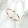 Fournisseur chinois prix bon marché bague de poignet classique vente chaude au détail bracelets ovales en acier titane plaqué or rose 18 carats pour femmes