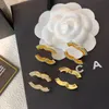 Orecchino di diamanti da donna di lusso Nuovi gioielli da boutique da donna con orecchini di design con scatola Orecchini con logo classico Regalo orecchini affascinanti Orecchini a bottone placcati in oro di alta qualità