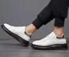 Białe małe designerskie buty sukienki Casual Sport Fashion Men orygine skórzane trampki wiosna jesienna koronkowa impreza na świeżym powietrzu 9798