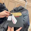 Mens Down Parkas Designer Ubrania Najwyższa jakość kurtki Pra Mens Kurtka damska płaszcze białe kaczki w dół kurtki z odznaką zimową warstwę parpan duże kurtki lady