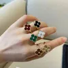 8qdc Rings Klassiker Luxuskristall Clover Marke Natural Shell Red Achate Hochzeit Fashion Paar Designer Ring Edelstahl Schmuck Geschenk für Frauen t0i0