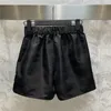 Shorts de nylon com emblema de metal, para mulheres, cintura elástica, designer, calças curtas, verão, roupas casuais