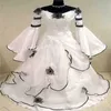 Wiktoriańska czarno -biała gotycka suknia ślubna 2024 z rozbłyskowanymi rękawami z ramion średniowieczne renesansowe kwiaty