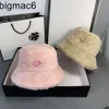 2024PD Designer Bucket Hat Women Winter Fur Hat For Women mode tjocka varma damer fiskare hattar praaada cap öron varmare gåva