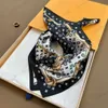 2024 Kvinnor Silk Scarf Designers For Women Men Top Brand Classic L Letter Print Chain Buckle pannband Square Silk Twill Hijab Ring Birthday Present Easy Match Soft 50*50cm