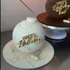 Bolo de feliz aniversário com criatividade lateral, copo acrílico dourado usado para decorar festas infantis 240124