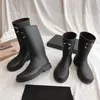 Bottes de créateur femmes bottes longues talon épais semelle épaisse mode bout carré femmes bottes de pluie demi bottes bottes en caoutchouc nouveau imperméable anti-dérapant haute tube chaussures de pluie pure