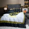 مجموعات الفراش المصممة الفاخرة الخامس خطاب طباعة كوين كينج حجم حاف لحاف غرفة نوم مصمم أغطية السرير أغطية الذهب الأسود مجموعة الأغطية 4 أجهزة.