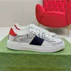 2024 Baskets en cuir blanc Hommes Femmes Chaussures basses Plate-forme Sneaker Web Tennis Chaussures décontractées Entraîneur Mode Semelle en caoutchouc 35-45