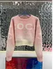 2024 Высокое качество Женские дизайнерские свитера Одежда Вязаный свитер с вороньим вырезом Буква с длинным рукавом C G Пуловер большого размера 552
