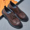 Italiaanse heren formele lederen 2023 nieuwe stijl ontwerper handgemaakte mode brogues bruiloft zakelijke schoenen man