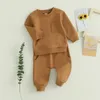 Conjuntos de roupas BeQeuewll Baby Boy Fall Outfits Clássico Cor Sólida Manga Longa Moletom e Calças Definir Criança Roupas Quentes para 0-3 Anos