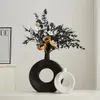 Keramik-Donut-Vase im nordischen Stil, moderne Heimdekoration, eleganter Blumenbehälter, einfaches Büro, Wohnzimmer, Ornamente, Tischdekoration 240123