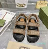 Designer-Damensandalen mit doppeltem Buchstaben, Schnalle, Sandale, bestickte Plateau-Pantoletten, dicker unterer Riemen, Slingback-Sommerschuh