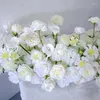 Dekorativa blommor Vit Blommor Arrangemang Bröllopsbord Dekor Floral Runner Artificial Row Event Party Backdrop Prop Window Display