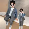 Set di abbigliamento 2024 Moda Ragazzi Primavera Autunno Blazer formale Set Abito casual coreano Fiore Ragazzo Costume da prestazione Cappotto e pantaloni per bambini