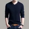 Moda de streetwear masculino fino camiseta de primavera outono de manga longa e masculino, masculino masculino, vneck vneck bottoming mico tops 240119
