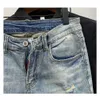 Mäns shorts Nya män denimshorts med hål tvättad koreansk stil rak kvarter patch casual jeans bermuda maskulina män kläder j240124