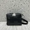 Bolso de cámara de diseñador Bolso bandolera más pequeño de cuero real de alta calidad Bolso de hombro de moda Tejido para hombres y mujeres Cartera cruzada tipo mensajero