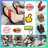 Envío gratis Sandalias de diapositivas metálicas de lujo Diapositivas de diseñador hombre Zapatillas de mujer Zapatos antideslizantes resistentes al desgaste Moda ligera Zapatillas anchas con chanclas