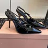 2024 Zapatos de diseñadores de lujo Bombas de color borgoña Tacones Charol Slingback con hebillas Correa de tobillo Gatito Sandalia Tacón de aguja Vestido de noche Zapato para mujer 3 cm