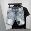 Mäns shorts Nya män denimshorts med hål tvättad koreansk stil rak kvarter patch casual jeans bermuda maskulina män kläder j240124