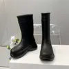 Luxurys Designers Mulheres Homens Botas de Chuva Paris Inglaterra Estilo Impermeável Borracha Água Eains Sapatos Tornozelo Marrom Verde Brilhante Rosa Preto Longo