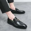 Affärsklänning läder skor män brittisk stil fashionabla metall spänne en fot läderskor