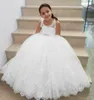 2024 Enkla härliga blommorflickor klänningar för bröllop ärmlös scoop hals spetsapplikationer prinsessa barn födelsedag flicka tävling klänningar golvlängd korsett tillbaka 403