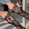 Gants en dentelle ajourés sans doigts pour femmes, manches à bras en maille fine, Protection solaire d'été, gants longs en dentelle au Crochet à fleurs