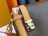M46358 M21741 Diseñador de lujo Bajero de maletero en relieve bolso Baguette Baguet Man Man Mensajero de cuero genuino Pochette Crossbody Crossbody Bolsas de maquillaje