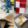 Einfache Designer Weiche Brief Drucken Wolle Decke Winter Dicke Warme Nickerchen Schlaf Schals Büro Auto Sofa Decken Tragbare Schal