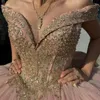 Lyxrosa glänsande quinceanera klänningar 2024 Guld spets applicerad kristall från axelbollklänningen söt 15 vestidos de quinceanera