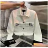 Chaquetas para mujer 2023SS Diseñador para mujer Top Calidad Solapa Moda Pecho Bolsillo Slim Fit Blanco Bordado Impreso Hebilla de metal Punto DH8H5