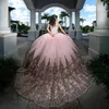 Pink Glittered Off the Shoulder QuinCeanera Dress 2024 Gold Applique Lace Beading Vestidos Prom Vestidos de Baile klänning Sweet 15 16