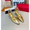 Studs Pump Valent Shoes Designer Ny nitade klackhuvud Högläder Sandaler Kvinnor Rakband Kvinnor Tunn Lady Casual Evening Shoe