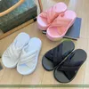 Lyxiga kvinnor chunky tofflor Sandaler Designer Summer Lady Square Head Alfabet Mules Bright Leather Heels Sliders Fashion Beach Shoes