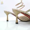 Sapatos de vestido QSGFC 2023 Cor de ouro brilho luxo design coração em forma de pacote e salto médio strass cobra envoltório cinta apontou toe sapatos e saco