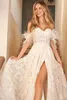 Abiti da sposa moderni in piume Abiti da sposa con spalle scoperte in pizzo Abiti da sposa principessa con spacco laterale in linea Custom Made Plus Size