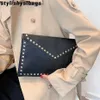 Koppelingszakken 2022 NIEUWE FASHOUD VROUW BRAND CLUTCH TAG Vrijvorderingsvakantie Mass vaste kleur envelop Tas Outdoor Woman Bag 011323H210P