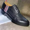 Sapatos de vestido Design de moda tênis masculinos tricolor 6-bar listras seixo bezerro longo-asa brogues escritório