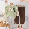 Ensembles de vêtements Vêtements de printemps pour enfants 2024 Nouveau style coréen Pull tricoté décontracté Gilet + T-shirts + Pantalon Costume pour enfants Ensembles de tenues pour bébés filles