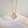 Van-Clef Arpes Collier Designer De Luxe Mode Femmes Qualité Pendentif Haute Version Trèfle Double Face Chanceux Herbe Blanc Fritillaria 18k Or Rose Serrure Chaîne En Os