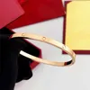 Bracciale di design C-arter in acciaio al titanio LOVE con fibbia in acciaio inossidabile con diamanti pieni Coppia dieci edizione coreana EBAU