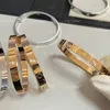 Bracciale C-arter di design Edizione CNC Precision V Gold Card Filo domestico Ampio quattro diamanti AMORE Coppia semplice e avanzata Eterna 1 72VI