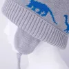 Beanie / Skull Caps Connectyle Criança Infantil Bebê Meninos Crianças Inverno Crânio Chapéu Dinossauro Dos Desenhos Animados De Malha De Lã Forrado Beanie Cap Earflap À Prova De Vento Chapéu 240125