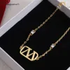 Tasarımcı Diamond Pearl V Kolye Kolye Kadın için Altın Kolyeler 18K Altın Kaplama Zinciri Kristal Compoke Kadın Düğün Takı Aksesuarları Kutu