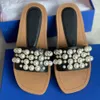 2024 Mujeres Goldie Slide Zapatillas Sandalias planas de perlas Vintage Square Toe Diseñador de cuero Zapatillas Marca Elegante Sandalia Beige Negro 5 colores de calidad superior con caja